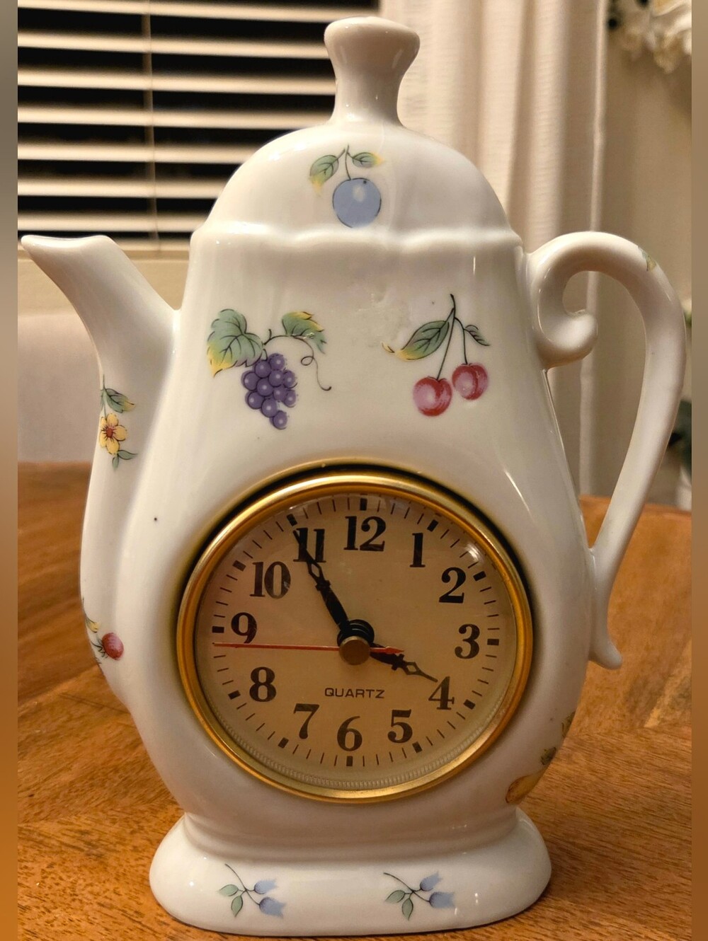Vintage Ceramic Teapot Quartz Clock – Fruit Design – Cottagecore Kitchen Decor